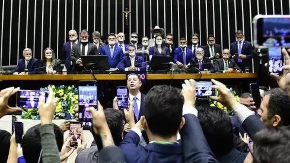 PL cresce de 98 para 121 deputados e avança sobre Centrão no Congresso