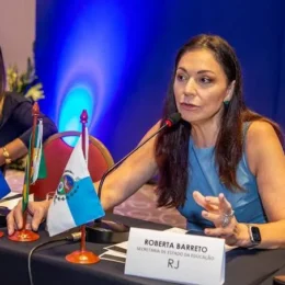 MPRJ e Polícia Civil cumprem mandado de busca e apreensão contra a ex-secretária de Educação do governo Castro