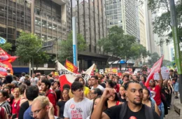 Tesouraço de Flávio Bolsonaro ameaça aporte de R$ 104 bi na educação e impõe privatizações