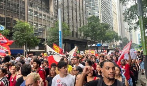 Tesouraço de Flávio Bolsonaro ameaça aporte de R$ 104 bi na educação e impõe privatizações