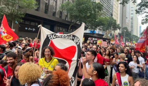 Estudantes de todo Brasil mantêm manifestações de rua contra pautas de Flávio Bolsonaro