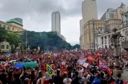 Estudantes de todo Brasil mantêm manifestações de rua contra pautas de Flávio Bolsonaro