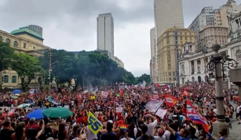 Estudantes de todo Brasil mantêm manifestações de rua contra pautas de Flávio Bolsonaro