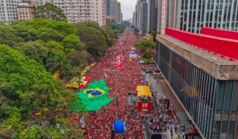 Lula leva multidão à Paulista e pede mobilização de quem não votou no 1º turno