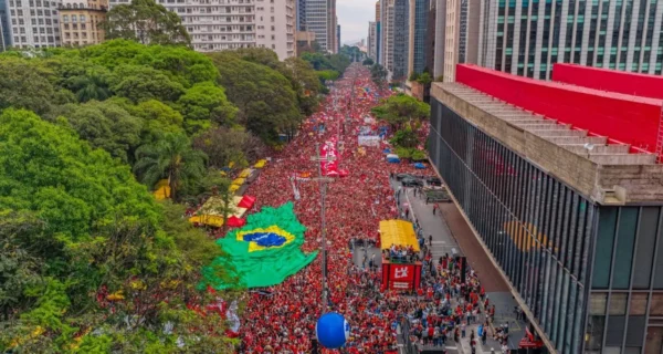 Lula leva multidão à Paulista e pede mobilização de quem não votou no 1º turno
