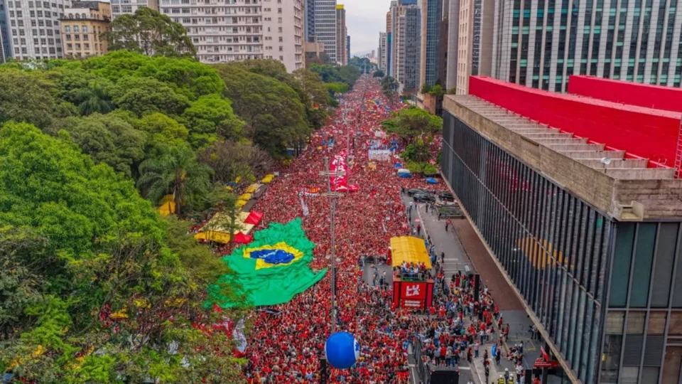 Lula leva multidão à Paulista e pede mobilização de quem não votou no 1º turno
