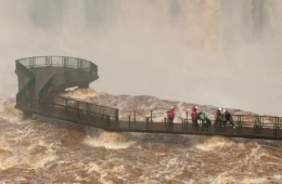 Com cheia do rio Iguaçu, parque retira grades de passarela que leva às Cataratas
