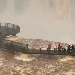 Com cheia do rio Iguaçu, parque retira grades de passarela que leva às Cataratas