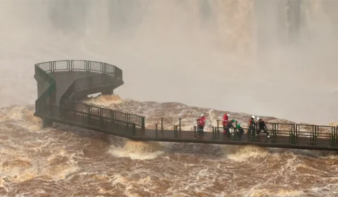 Com cheia do rio Iguaçu, parque retira grades de passarela que leva às Cataratas