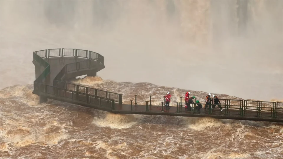Com cheia do rio Iguaçu, parque retira grades de passarela que leva às Cataratas