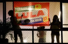 Panelaços contra Flávio Bolsonaro tomam cidades brasileiras durante sabatina