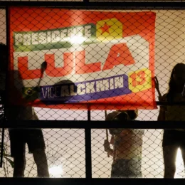 Panelaços contra Flávio Bolsonaro tomam cidades brasileiras durante sabatina