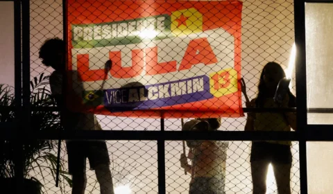 Panelaços contra Flávio Bolsonaro tomam cidades brasileiras durante sabatina