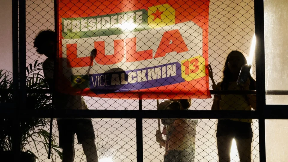 Panelaços contra Flávio Bolsonaro tomam cidades brasileiras durante sabatina