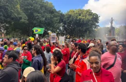 Brasileiros fazem ato em Sydney, na Austrália, contra extrema direita e em apoio a Lula