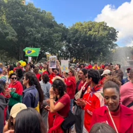Brasileiros fazem ato em Sydney, na Austrália, contra extrema direita e em apoio a Lula