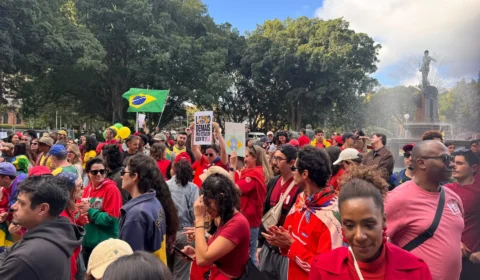 Brasileiros fazem ato em Sydney, na Austrália, contra extrema direita e em apoio a Lula
