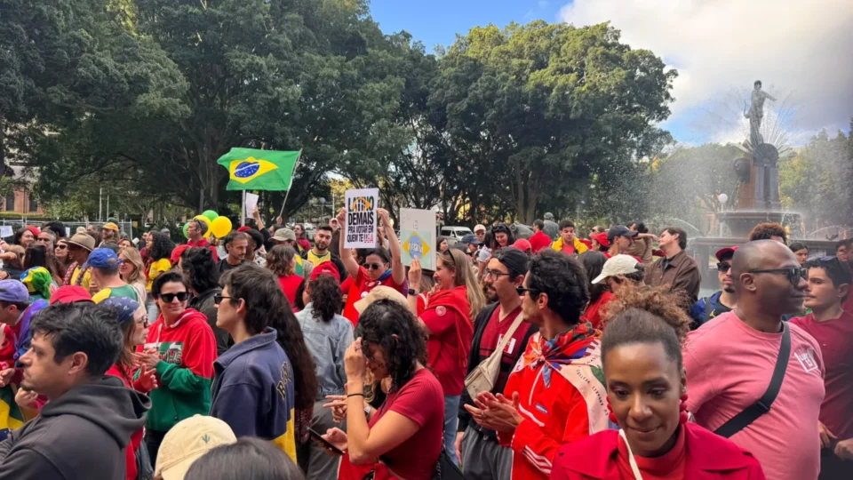 Brasileiros fazem ato em Sydney, na Austrália, contra extrema direita e em apoio a Lula