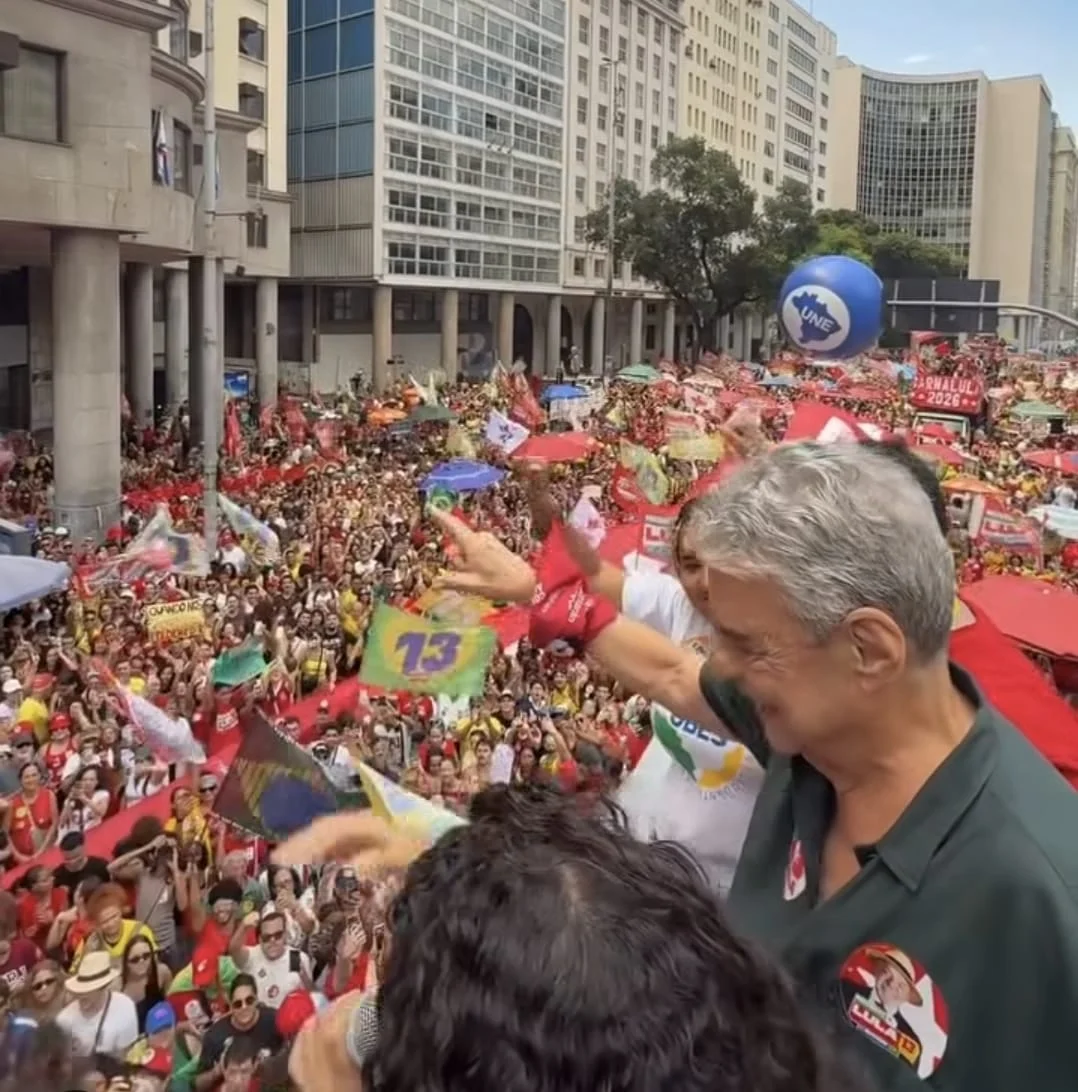 Chico Buarque em ato pró-Lula no Centro do Rio de Janeiro. (Foto: Reprodução)