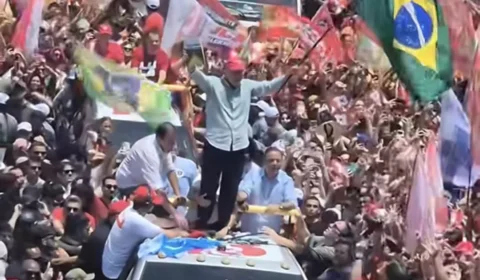 Pela manhã, Lula participou de ato no Rio que levou multidão à orla de Copacabana