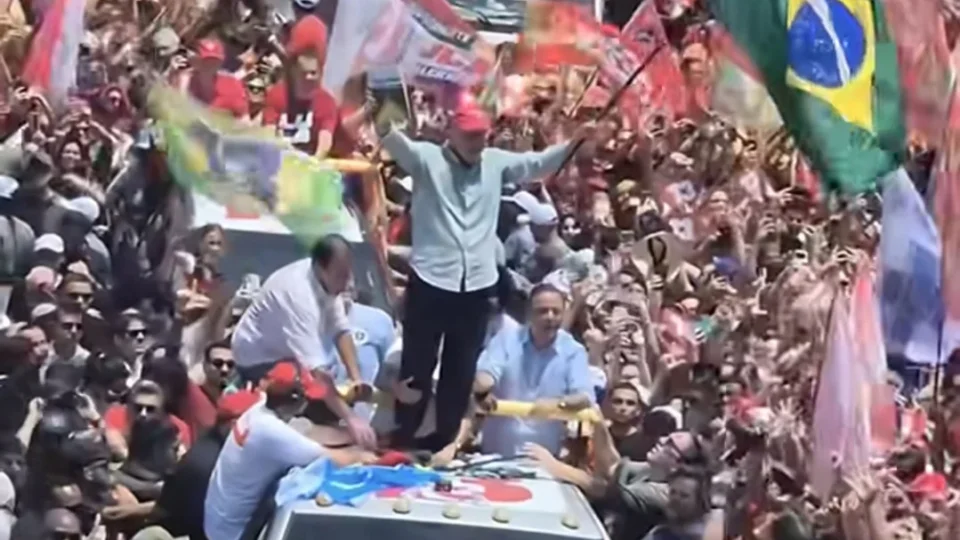 Lula encerra campanha com caminhada na Avenida Paulista e ato em Copacabana
