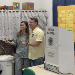 Sob gritos de ‘Lula’, Flávio Bolsonaro (PL) vota em escola no RJ