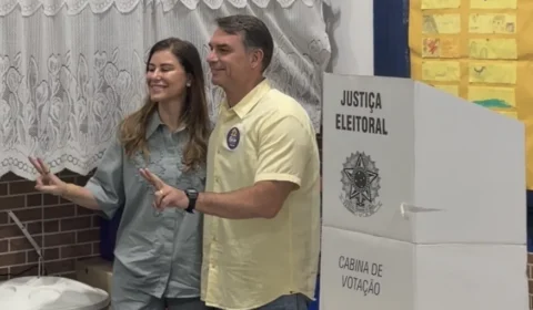Sob gritos de ‘Lula’, Flávio Bolsonaro (PL) vota em escola no RJ