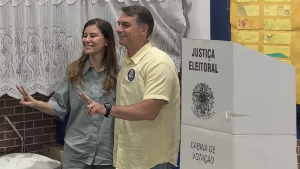 Sob gritos de ‘Lula’, Flávio Bolsonaro (PL) chega para votar em escola no RJ