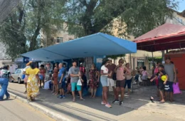 Prefeitura de Salvador retém ônibus e eleitores sofrem com atrasos para conseguir votar