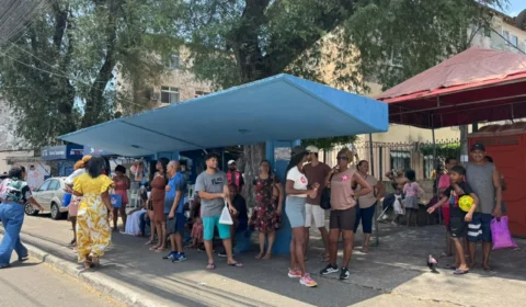 Prefeitura de Salvador retém ônibus e eleitores sofrem com atrasos para conseguir votar