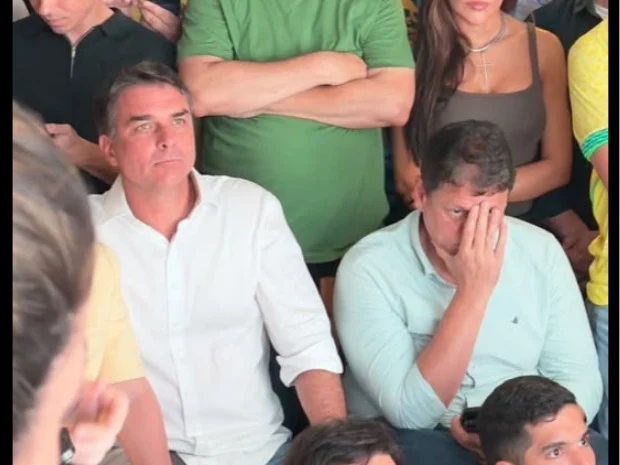 Flávio Bolsonaro durante apuração do segundo turno