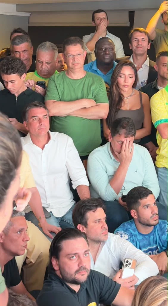 Flávio e seus aliados em clima de derrota nos minutos finais da apuração - Foto: Reprodução
