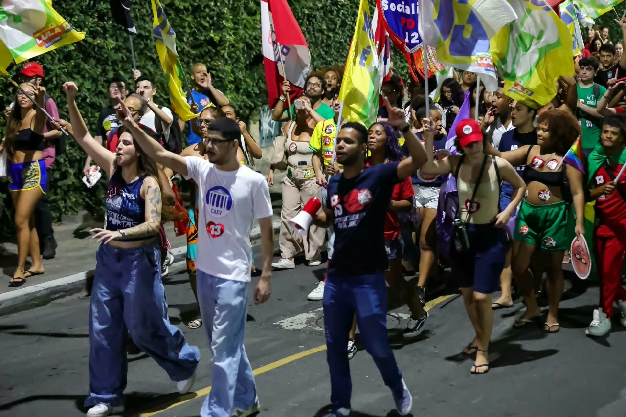 João Paulo Pimenta Armando, 7º período do curso de Direito da UFF. Estou Diretor Executivo do Centro Acadêmico Evaristo da Veiga (CAEV). De camisa branca.