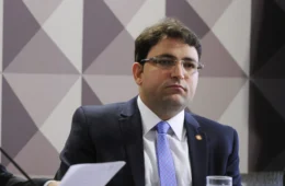 PF encontra sala secreta com máquina de contar dinheiro em hangar de amigo de Flávio Bolsonaro