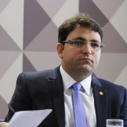 PF encontra sala secreta com máquina de contar dinheiro em hangar de amigo de Flávio Bolsonaro