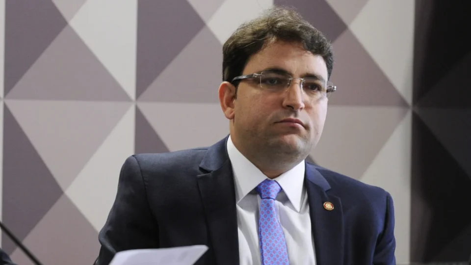 PF encontra sala secreta com máquina de contar dinheiro em hangar de amigo de Flávio Bolsonaro