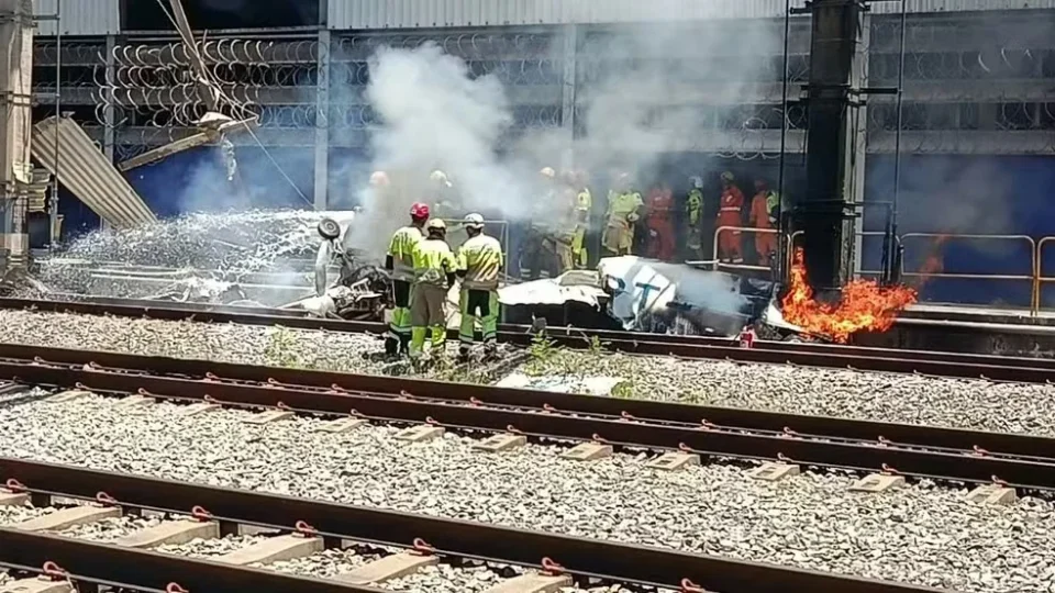 Piloto morre após avião cair e pegar fogo perto de estação em BH