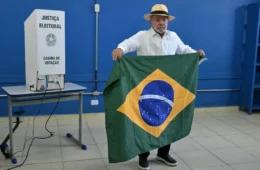 Mendonça ordena exclusão de posts falsos afirmando que Lula jogou bandeira do Brasil no chão