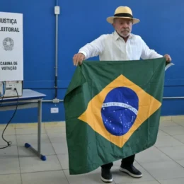 Mendonça ordena exclusão de posts falsos afirmando que Lula jogou bandeira do Brasil no chão