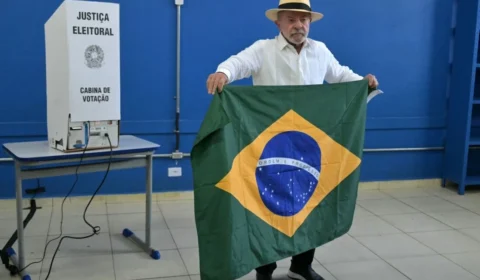 Mendonça ordena exclusão de posts falsos afirmando que Lula jogou bandeira do Brasil no chão
