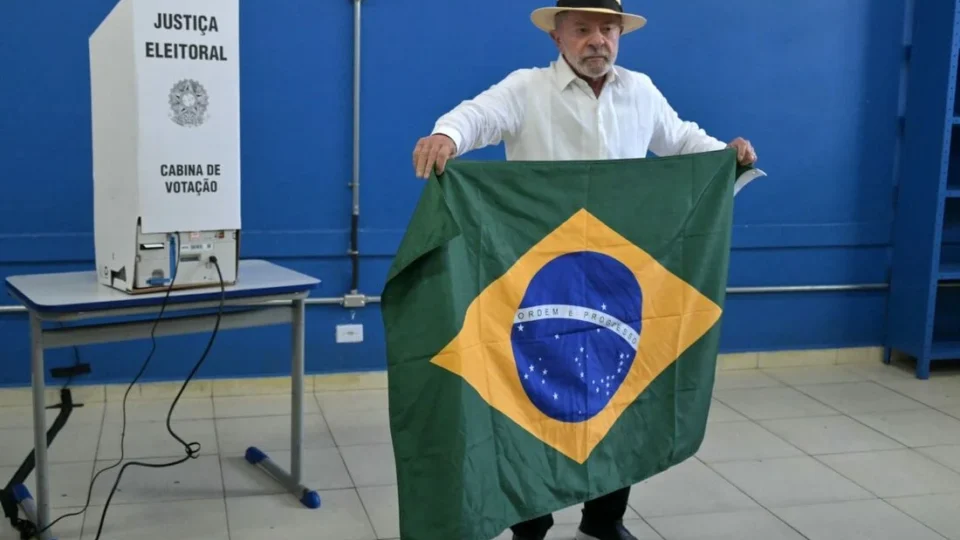 Mendonça ordena exclusão de posts falsos afirmando que Lula jogou bandeira do Brasil no chão