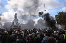 França tem onda de protestos contra custo de vida com 550 mil nas ruas e 400 detidos