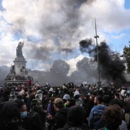 França tem onda de protestos contra custo de vida com 550 mil nas ruas e 400 detidos