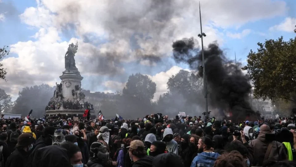 França tem onda de protestos contra custo de vida com 550 mil nas ruas e 400 detidos