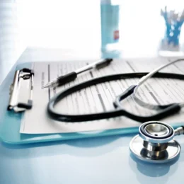 Médico é condenado a indenizar colega após chamá-la de ‘desprovida de inteligência’