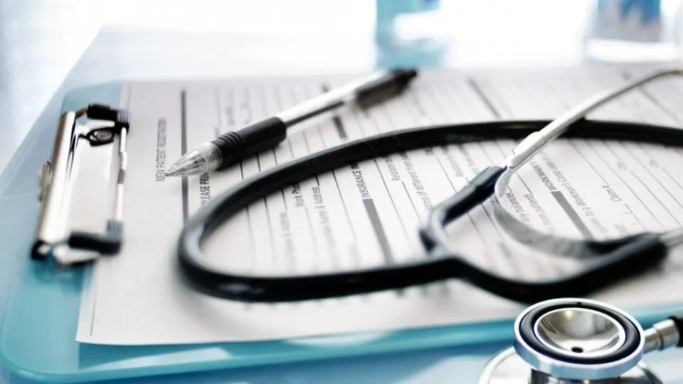 Médico é condenado a indenizar colega após chamá-la de ‘desprovida de inteligência’