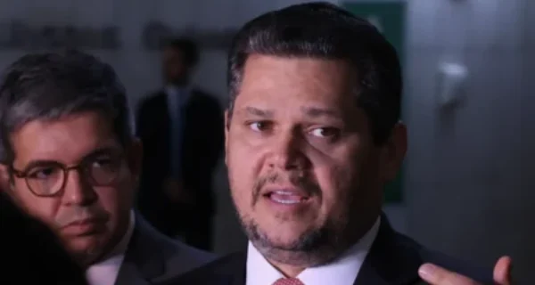 Alcolumbre adia votação da PEC da Segurança após racha no PT e disputa com PL