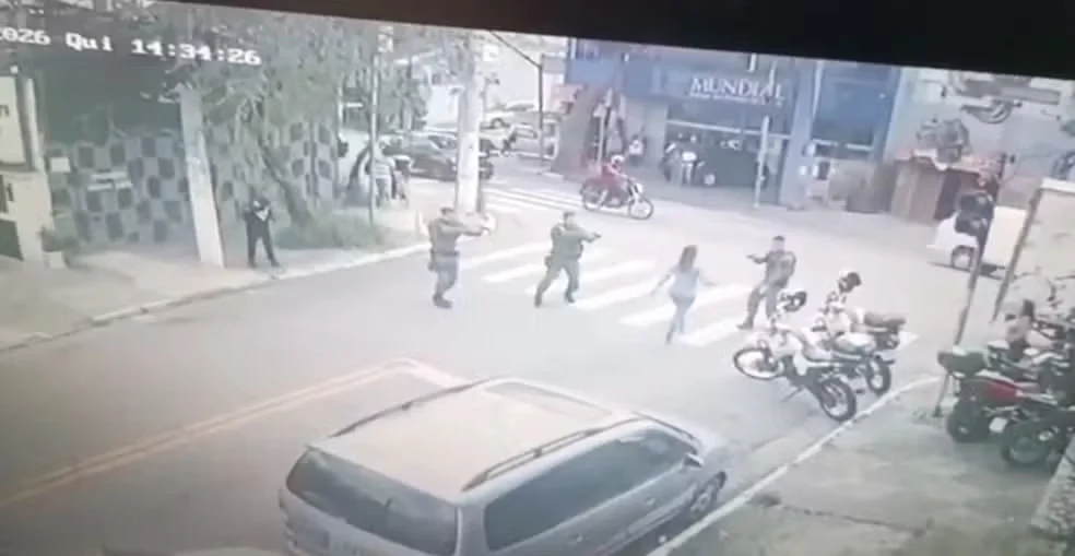 Policial atira e mata mulher em possível surto, armada com faca, na Zona Oeste de SP — Foto: Reprodução/Câmera de segurança