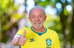 Apoiadores de Lula vestem verde e amarelo em mobilização convocada por Janones
