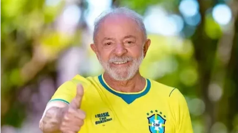 Apoiadores de Lula vestem verde e amarelo em mobilização convocada por Janones